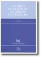 Capa do livro intitulado «Estudios do Instituto de Direito do Trabalho». A capa apresenta um design em dois tons de azul, com texto a branco e os logótipos da editora na parte inferior.